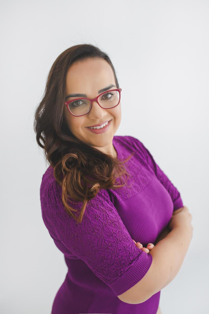 Carla Cristiane Fernandes sorrindo