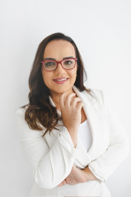Carla, mentora da Clair, escrevendo em um caderno em seu escritório